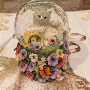 Music Box Snowglobe Twinkle Sankyo w Rotating Kitten plays UNFORGETTABLE pansies